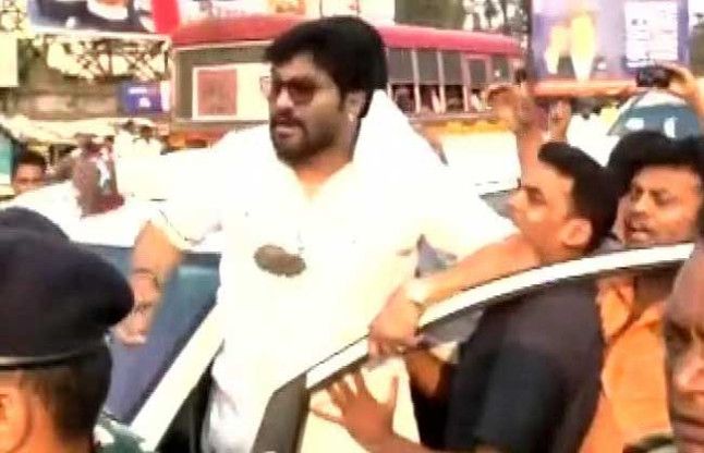 Babul Supriyo केंद्रीय मंत्री बाबुल सुप्रियो पर TMC सपोर्टर्स ने फेंके ईंट-पत्थर