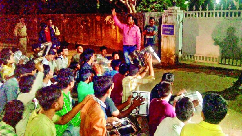students कलेक्टर बंगले के बाहर थाली बजाकर मांगा खाना