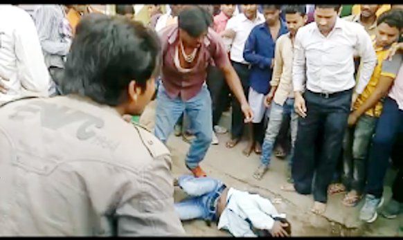 thief brutally beaten एटीएम से पैसे छिनकर भाग रहा चोर भीड़ के हत्थे चढ़ा, जमकर हुई धुनाई