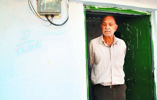 ????? ?? ???????? ???????? ?? ?? ?? ???? ????? ??? जब नहीं मरे डेंगू के मच्छर तो घर के बाहर नोटिस लगाकर कर दिया बदनाम, जानिए क्या है माजरा