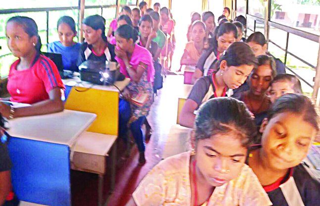 Common Services Centres मोबाइल कम्प्यूटर वैन से हर हफ्ते 16 बच्चे ले रहे प्रशिक्षण