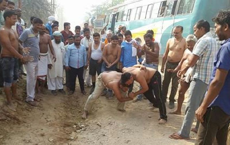 Wrestling on National Highway UP के गाजीपुर में नेशनल हाइवे पर क्यों हुआ दंगल, जानकर हैरान रह जाएंगे