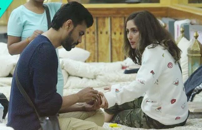 Gaurav Chopra and Akansha Sharma बिग बॉस-10 : इस एक्टर को प्यार के जाल में फंसा रही क्रिकेटर युवराज की भाभी