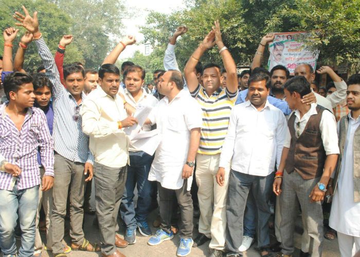 people protest तौकीर रजा के खिलाफ सड़कों पर उतरे हिंदूवादी संगठन, केस दर्ज करने की मांग