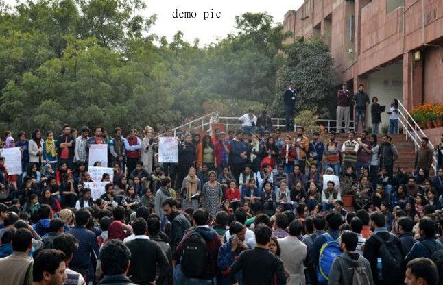JNU JNU में बंधक संकट खत्म, दफ्तर से बाहर आए वीसी