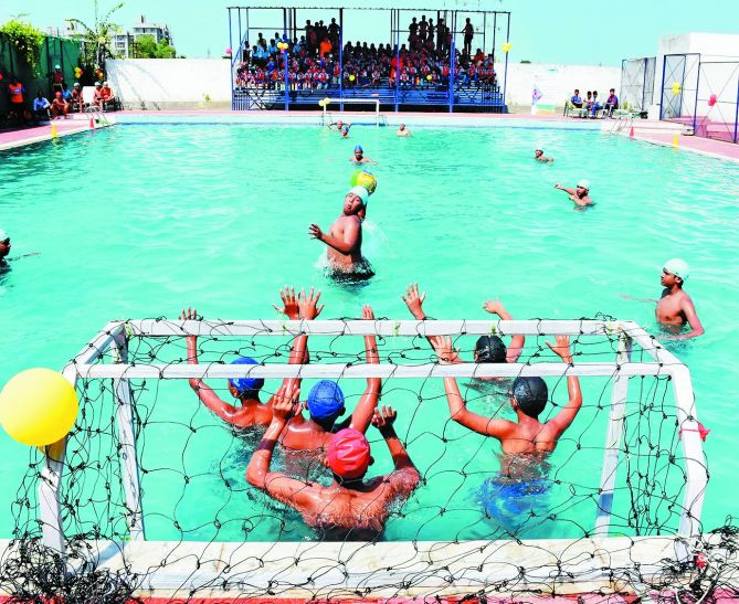 swimming एसपीएस बना वाटर पोलो चैम्पियन