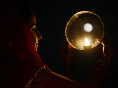 karvachauth #Karvachauth - बदला समय, जानिये आपके शहर में कितने बजे दिखेगा चाँद