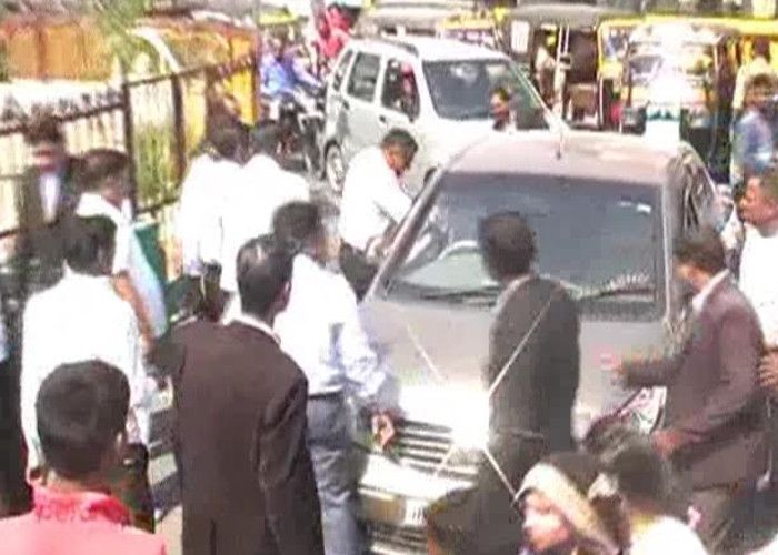 Lawyers झाँसी में वकीलों की गुंडई, सड़क पर कार और ऑटो चालकों को पीटा, पुलिस हुई सरेंडर