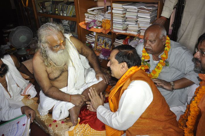 Mahant Nritya Gopal Das With Minister Mahesh Sharm राम जन्म भूमि न्यास अध्यक्ष ने कहा पीएम मोदी जल्द बनवाएंगे अयोध्या में राम मंदिर
