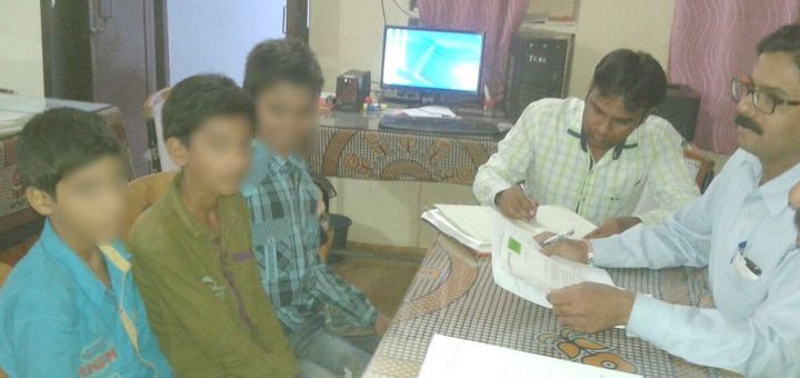 Mandsaur News बंधुआ मजदूरी कराता था, तंग होकर ट्रेन में बैठ भाग निकले