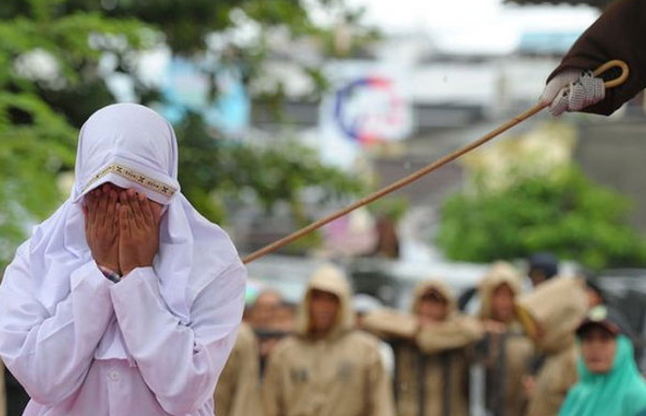 Muslim Women इंडोनेशिया: ब्वॉयफ्रेंड के करीब खड़ी हुई तो मिली ये सजा