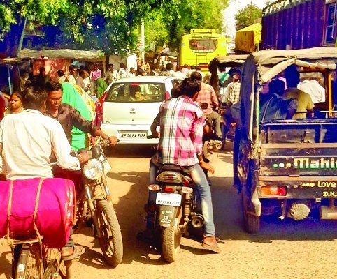 jam जिला अस्पताल के वाहन ने तोड़ा रेलवे गेट, लगा जाम