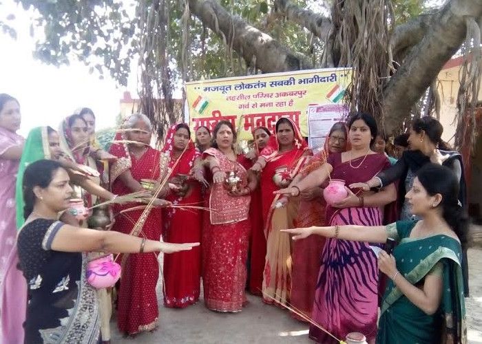 Pledge करवाचौथ में महिलाओं की नयी पहल, व्रत के साथ लिया मतदान का संकल्प