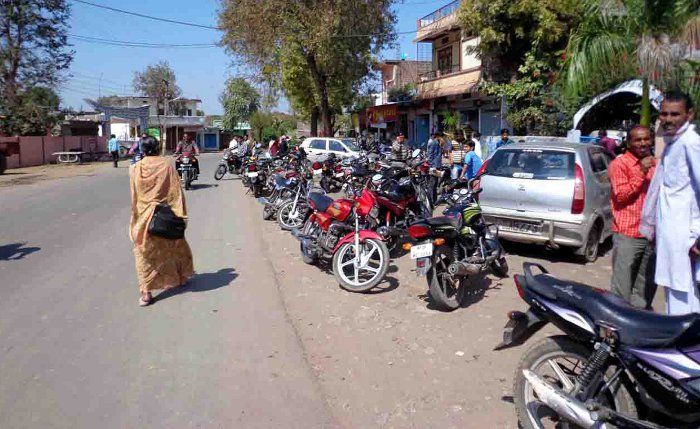parking problems मनमानी पार्किंग से सभी रास्तों पर लग रहा जाम