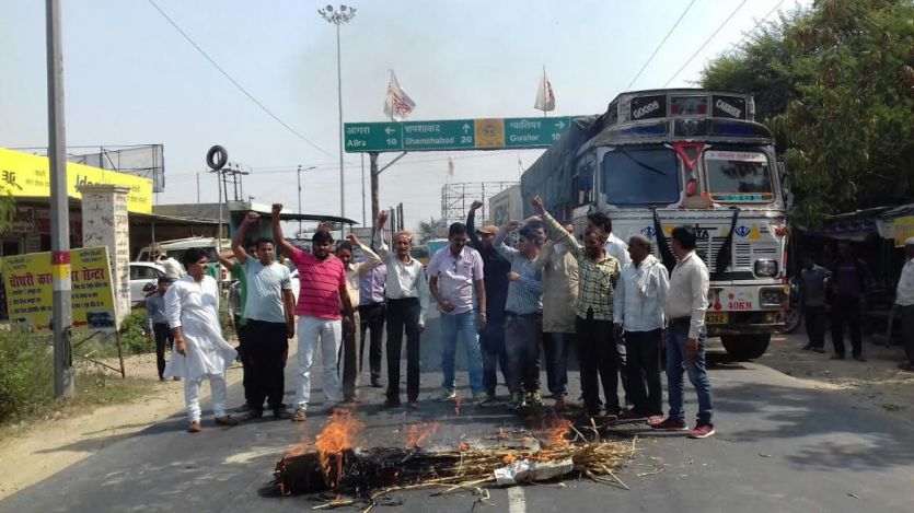 Rajkumar Saini अखिल भारतीय जाट आरक्षण संघर्ष ने भाजपा सांसद का फूंका पुतला