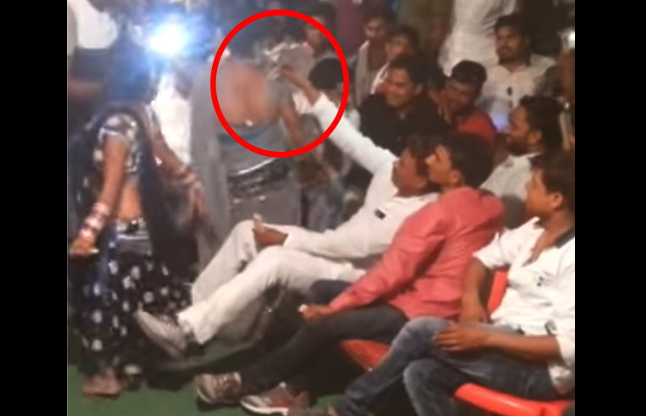 SP MLA Jagram Paswan video viral सपा विधायक का वीडियो वायरल, डांसर के साथ कर रहे थे अशोभनीय हरकतें