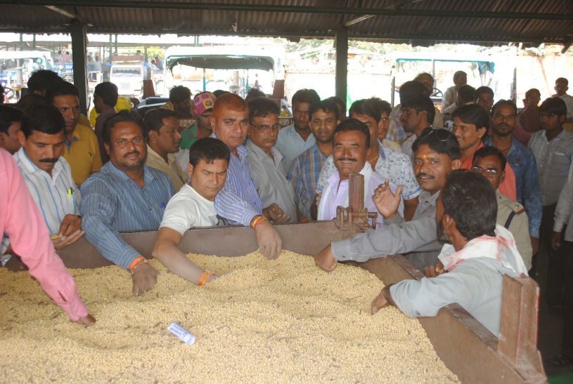 sehore सोयाबीन के भाव सुन किसानों की आंखों से छलक रहे आंसू
