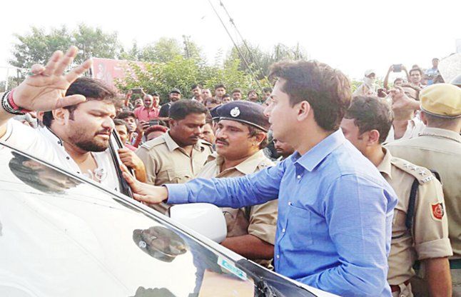 kolkata news केन्द्रीय राज्यमंत्री बाबुल सुप्रियो पर हमला