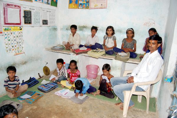 vidisha एक कमरे का सरकारी स्कूल, किचिन के प्लेटफार्म पर बैठकर पढ़ते हैं बच्चे