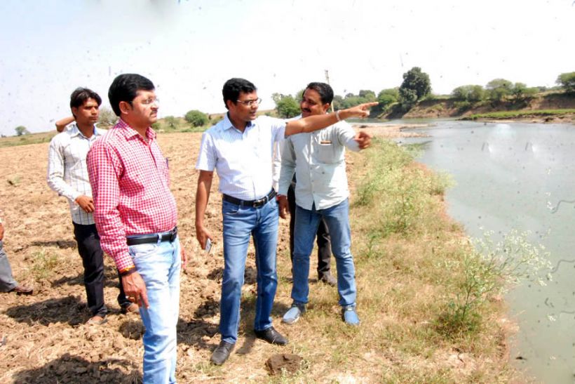 Vidisha ग्रामीणों ने एसडीएम को दिखाया क्षतिग्रस्त स्टापडैम