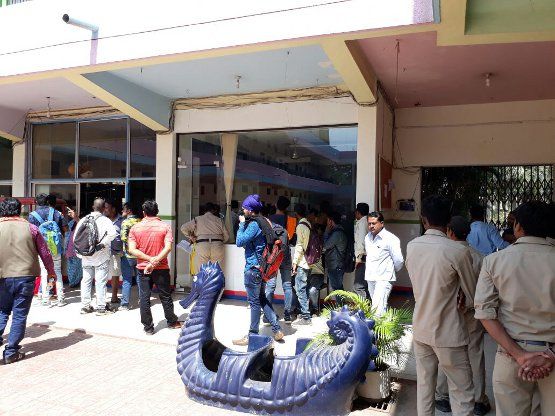 Youth Congress in school blaze against child moles स्कूल में बच्ची से छेड़छाड़ पर भड़के यूथ कांग्रेसी, पुलिस ने काबू करने लहराई लाठी