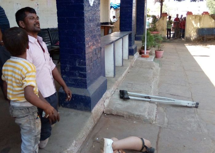 divyang OMG! दिव्यांग ने थाने में निकालकर फेंका अपना पैर, आप भी जानिए क्या है कारण