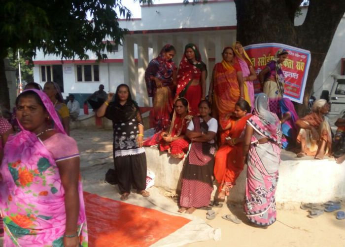 karva chauth करवा चौथ का बहिष्कार कर भूख हड़ताल पर बैठीं ये महिलाएं