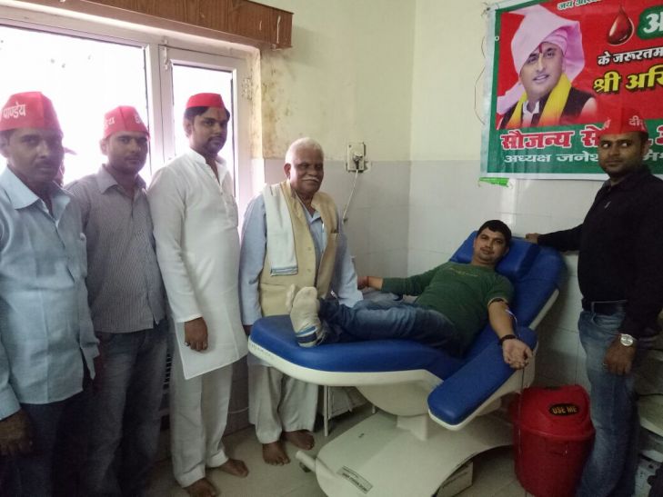 Samajvadi Party Faizabad सपा नेता आशीष पाण्डे उपलब्ध करायेंगे हर ज़रूरतमंद को खून