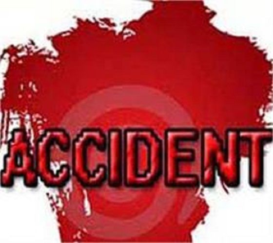 Road accident मिर्जापुर में ट्रक डीसीएम की जोरदार टक्कर, चार घायल