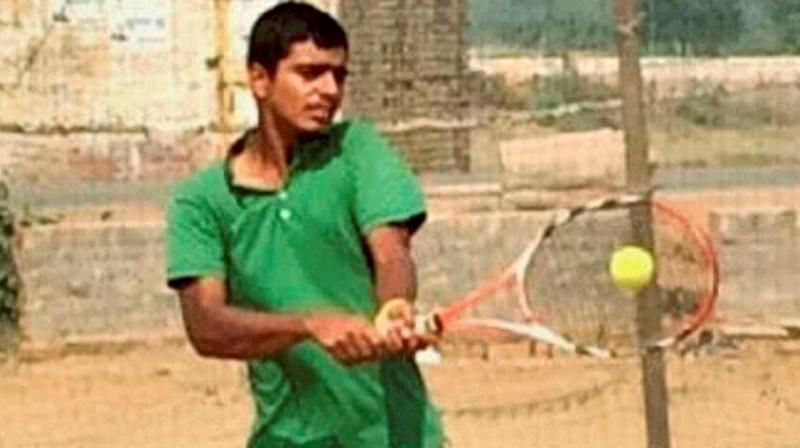 ajay maik दो जोड़ी जूते और दो रैकेटस से बना नेशनल चैंपियन