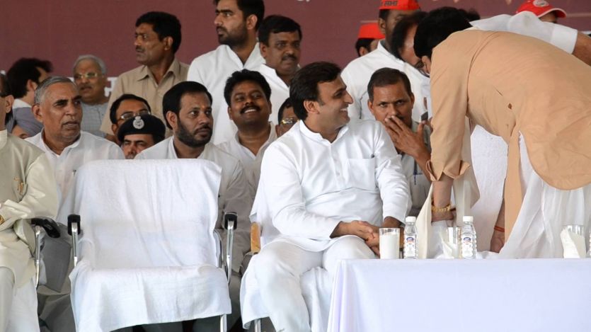 Akhilesh Yaadv उत्तराधिकार की जंग में सपा के बड़े नेता अखिलेश के साथ