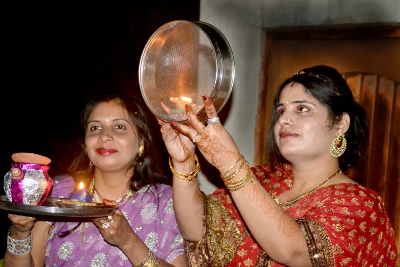 Ashok nagar पति की लंबी उम्र के लिए रखा व्रत