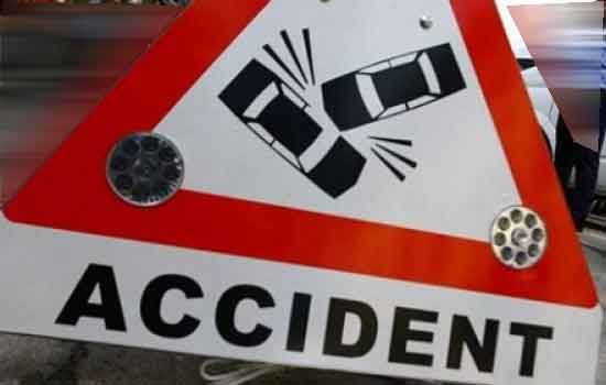 accident खड़ी ट्रक में कार घुसी, एक की मौत तीन घायल