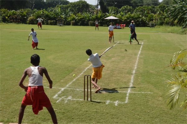 The first time play Cricket children on pandit dre पहली बार पूजा-पाठ की ड्रेस पहन बटुकों ने खेला क्रिकेट