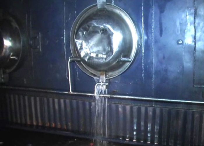 disel tanker टैंकर पलटते ही कैसे ग्रामीणों ने लूटा डीजल, देखिए VIDEO