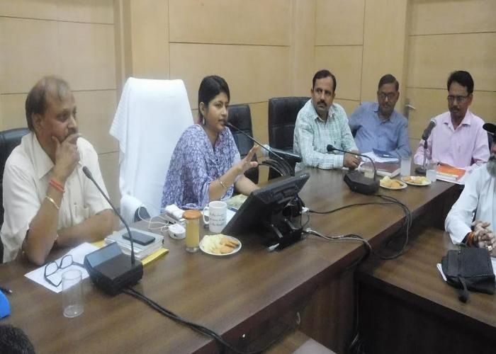 dm b chandrakala डीएम बी. चंद्रकला के इस आदेश के बाद अधिकारियों के कांप गए हाथ-पांव