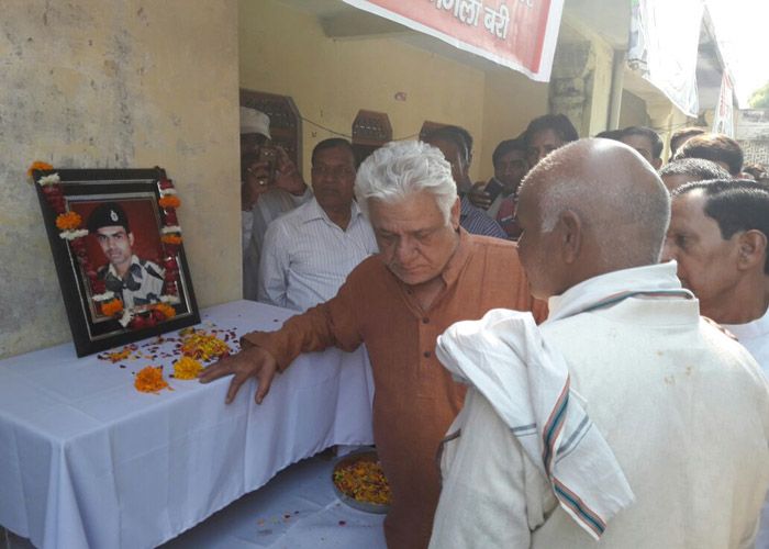 etawah अभिनेता ओमपुरी ने शहीद नितिन यादव के घर जाकर दी श्रध्दांजली