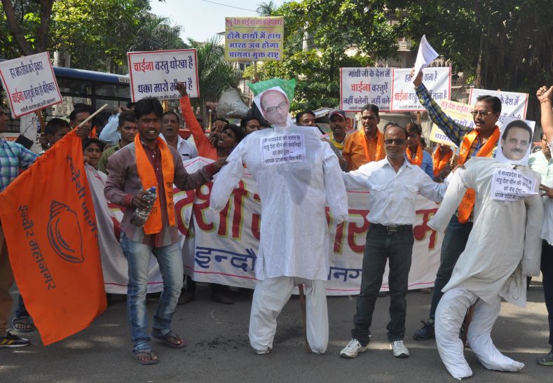 effigy चीन की कंपनियों को समिट में शामिल करने के विरोध में फूंका पुतला
