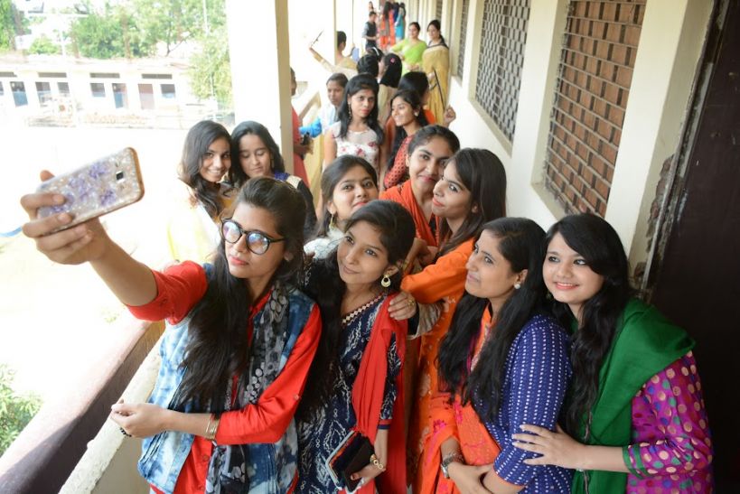 fresher फ्रेशर्स पार्टी में स्टूडेंट्स ने दिखाया टैलंट