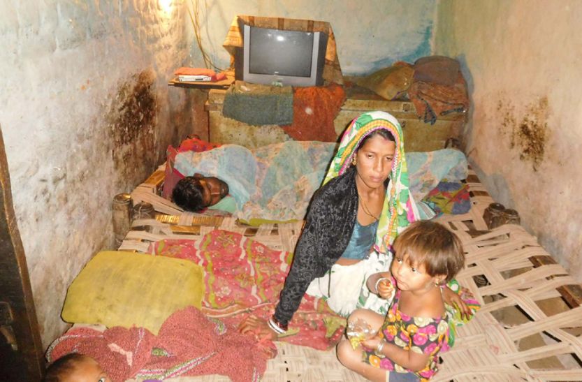 guna डोंगर में बुखार का प्रकोप दर्जनों बीमार, स्वास्थ्य टीम पहुंची गांव
