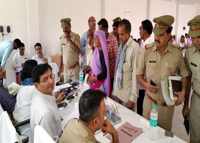 jhansi अफसरों के दिमाग में छाने लगा चुनाव, मतदाता सूचियों पर निगाह