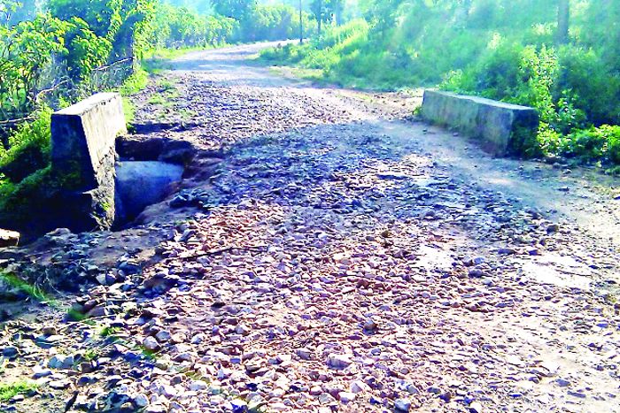 road become shabby CM के जिले की सड़के बदहाल, ऐसे में आखिर कैसे होगा वनांचल क्षेत्रों का विकास