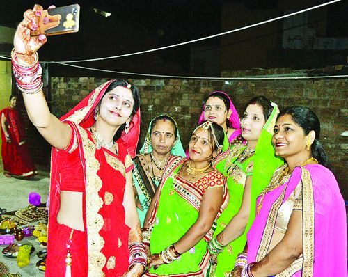 karwa chauth सुहाग की सलामती के लिए रखा व्रत