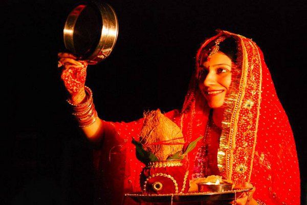 karva chauth 2016 सेना के जवानों की पत्नियां फोन पर बात कर खोलेंगी व्रत