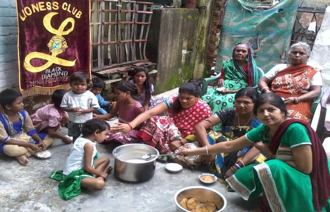Lioness club Anndan program लायनेस क्लब द्वारा अन्नदान कार्यक्रम