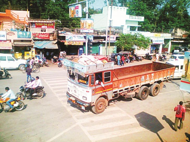rode accident हादसे के बाद नहीं लिया सबक, दूसरे दिन भी शहर के भीतर दौड़ते रहे भारी वाहन