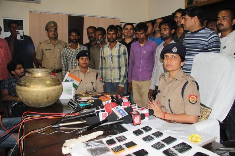 lucknow police क्राइम ब्रांच के 26 और पारा पुलिस के 8 सिपाहियों ने पकड़े 5 डकैत