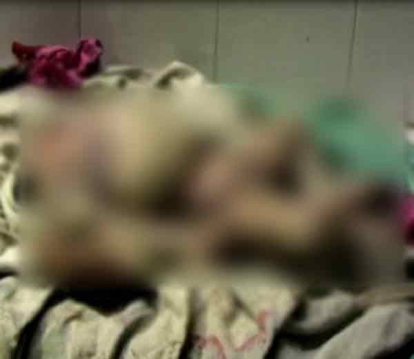 newborn girl child नवजात बच्ची को कबाड़ में फेंका