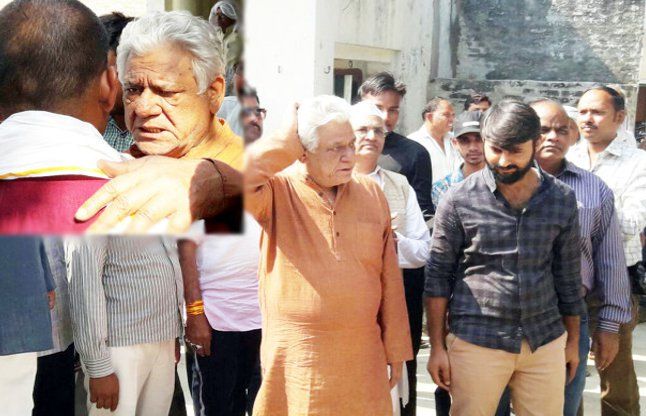 om puri शहीद के गांव पहुंचते ही रो पड़े ओम पुरी, कहा-प्रायश्चित करने आया हूं