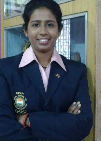 UP captain Poonam Chauhan नम आंखों से खिलाड़ियों ने दी काशी की अंतर्राष्ट्रीय फुटबालर बेटी को अंतिम विदायी